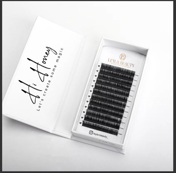 Flat Lashes | For artists who turn lashes into art